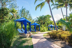 Cabana de Alumínio com Espreguiçadeira e Cortina